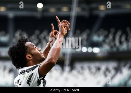 Torino, Italia. 15 maggio 2021. Juan Cuadrado del Juventus FC festeggia dopo aver segnato un gol durante la Serie A, una partita di calcio tra Juventus FC e FC Internazionale. Credit: Nicolò campo/Alamy Live News Foto Stock