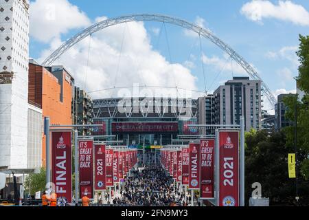 Wembley Stadium, Wembley Park, Regno Unito. 15 maggio 2021. I tifosi di calcio si riempiono di modo olymoic quando arrivano per la finale della fa Cup Emirates tra Chelsea e Leicester City allo stadio di Wembley. 21,000 tifosi sono destinati a partecipare alla partita, il maggior numero di spettatori in un evento sportivo da oltre un anno a causa della pandemia di coronavirus in corso. Credit: amanda Rose/Alamy Live News Foto Stock