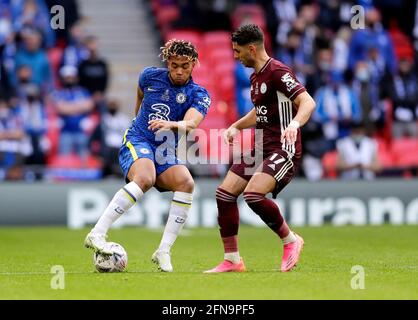 Ayoze Perez di Leicester City (a destra) e Reece James di Chelsea combattono per la palla durante la finale della fa Cup di Emirates allo Stadio di Wembley, Londra. Data immagine: Sabato 15 maggio 2021. Foto Stock