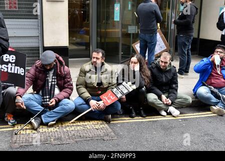 High Street Kensington, Londra, Regno Unito. 15 maggio 2021. Sostenitori della Palestina alla marcia per la Palestina al di fuori dell'Ambasciata d'Israele a Londra. Credit: Matthew Chpicle/Alamy Live News Foto Stock