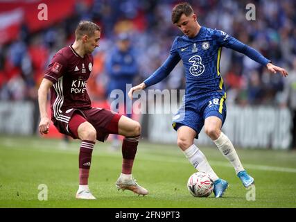 Timothy Castagne di Leicester City (a sinistra) e Mason Mount di Chelsea combattono per la palla durante la finale della Coppa fa Emirates allo stadio Wembley, Londra. Data immagine: Sabato 15 maggio 2021. Foto Stock