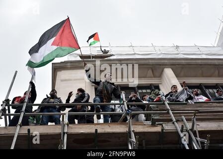 High Street Kensington, Londra, Regno Unito. 15 maggio 2021. Sostenitori della Palestina alla marcia per la Palestina al di fuori dell'Ambasciata d'Israele a Londra. Credit: Matthew Chpicle/Alamy Live News Foto Stock