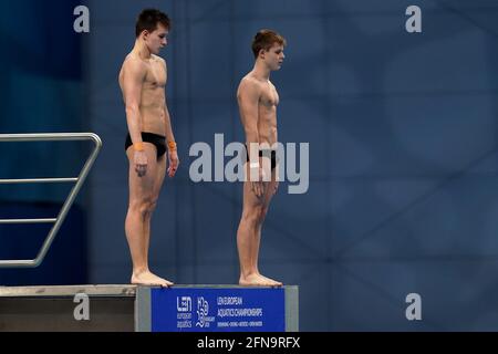 Budapest, Ungheria. 15 maggio 2021. BUDAPEST, UNGHERIA - MAGGIO 15: OLEH Serbin of Ukraine e Oleksii Sereda of Ukraine in gara nella finale sincronizzata della piattaforma 10M di Mens durante il LEN European Aquatics Championships Diving alla Duna Arena il 15 Maggio 2021 a Budapest, Ungheria (Foto di Andre Weening/Orange Pictures) Credit: Orange Pics BV/Alamy Live News Foto Stock