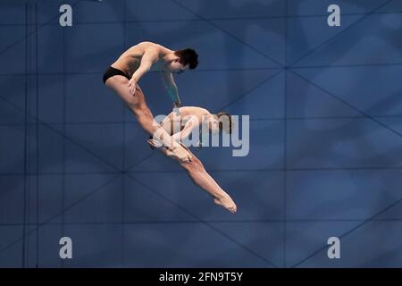 Budapest, Ungheria. 15 maggio 2021. BUDAPEST, UNGHERIA - MAGGIO 15: OLEH Serbin of Ukraine e Oleksii Sereda of Ukraine in gara nella finale sincronizzata della piattaforma 10M di Mens durante il LEN European Aquatics Championships Diving alla Duna Arena il 15 Maggio 2021 a Budapest, Ungheria (Foto di Andre Weening/Orange Pictures) Credit: Orange Pics BV/Alamy Live News Foto Stock