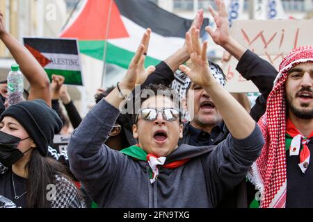 Bristol, Regno Unito. 15 maggio 2021. I manifestanti pro-palestinesi che sventolano bandiere palestinesi vengono raffigurati mentre attraversano Bristol in una marcia di protesta per mostrare la loro solidarietà al popolo palestinese. La marcia di protesta e il rally si sono tenuti per consentire alle persone di mostrare il loro sostegno e la loro solidarietà con il popolo palestinese dopo 73 anni di Nakba e per protestare contro le recenti azioni di Israele a Gaza. Credit: Lynchpics/Alamy Live News Foto Stock