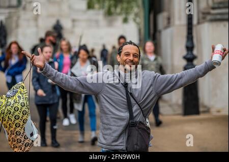 Londra, Regno Unito. 15 maggio 2021. I manifestanti arrivano attraverso la metropolitana e poi Hyde Park Corner - Anti lockdown, anti BBC e anti vaccini passaporti protestano nel centro di Londra, mentre il terzo blocco per Covid continua a rilassarsi. Guidati da Stand Up X, affermano che i vaccini non sono testati e che la pandemia del coronavirus è una bufala e che il blocco è una violazione delle loro libertà civili. Credit: Guy Bell/Alamy Live News Foto Stock