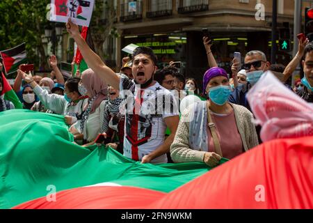 Madrid, Spagna. 15 maggio 2021. I manifestanti cantano slogan durante una manifestazione contro gli attacchi israeliani contro il popolo palestinese a Gaza. Credit: SOPA Images Limited/Alamy Live News Foto Stock