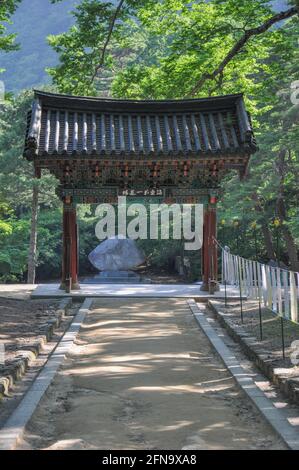 Tempio buddista coreano dall'epoca della dinastia Silla. Iljumun - prima porta all'ingresso del Tempio Haeinsa, Monte Gaya, Parco Nazionale Gayasan, Corea del Sud. Foto Stock