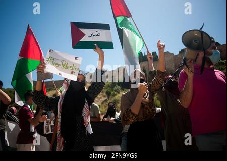Malaga, Spagna. Maggio 15 2021: Malaga, Spagna. 15 maggio 2021. Un manifestante che indossa una maschera facciale tiene un cartello durante una protesta contro l'apartheid israeliana e un attacco armato a Gaza in via Alcazabilla. Diverse organizzazioni a favore dell'autodeterminazione della Palestina chiedono la fine dei bombardamenti a Gaza e il genocidio contro la popolazione palestinese, Dopo i bombardamenti su Gaza e i violenti attacchi tra le forze di sicurezza israeliane e i palestinesi a Gerusalemme. I manifestanti hanno anche chiesto la libertà per l'operatrice sanitaria spagnola Juana Sanchez arbitrariamente detenuta e incarcerata dalle forze israeliane. Credito: SOPA Image Foto Stock