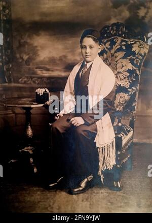 Fotografia d'epoca di un ragazzo di tredici anni in posa prima della cerimonia di Bar Mitzvah, 1930, USA. Foto Stock