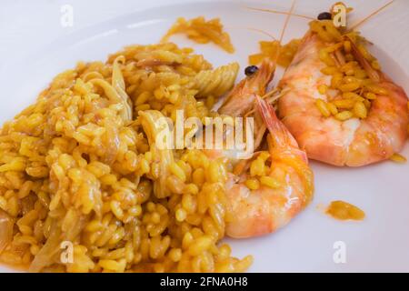 Primo piano di riso con cipolla e gamberi: Focalizzazione selettiva: Concetto di cibo casalingo e tradizionale. Foto Stock