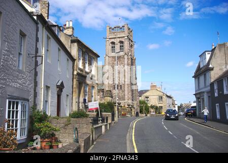 Vista lungo Coldstream High Street fino al Coldstream Community Center (ex chiesa di St Cuthbert), al Berwickshire, alle frontiere scozzesi, in Scozia, Regno Unito. Foto Stock