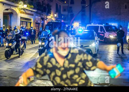 Barcellona, Catalogna, Spagna. 14 maggio 2021. L'uomo è visto ballare di fronte alle auto della polizia.il primo fine settimana senza uno stato di allarme e senza un coprifuoco a Barcellona, le strade del centro della città sono piene di persone che si incontrano per bere senza distanza di sicurezza o maschera di protezione. La polizia ha effettuato un'operazione di sfratto. Credit: Thiago Prudencio/DAX/ZUMA Wire/Alamy Live News Foto Stock