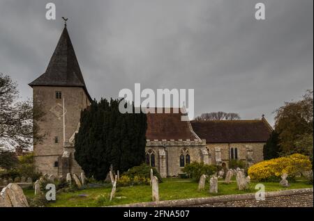 Chiesa della Santissima Trinità a Bosham Harbour vicino a Chichester, West Sussex, Regno Unito nella primavera del 2021 Foto Stock