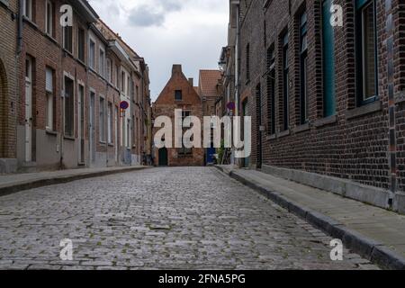 Una vista ad angolo basso dei tipici edifici in mattoni nella Centro storico di Bruges Foto Stock