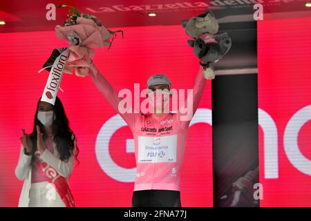 Guardia Sanframondi, Italia. 15 maggio 2021. Valter Attila ciclista del team Groupama-FDJ, vincitore della maglia rosa al numero 8 di tappa del giro d'italia 104, Foggia - Guardia Sanframondi di 170 km. Guardia Sanframondi, Italia, maggio 15 2021. (Foto di Vincenzo Izzo/Sipa USA) Credit: Sipa USA/Alamy Live News Foto Stock