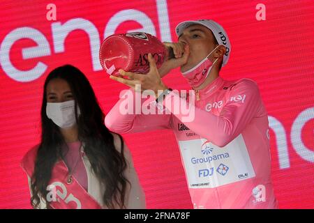 Guardia Sanframondi, Italia. 15 maggio 2021. Valter Attila ciclista del team Groupama-FDJ, vincitore della maglia rosa al numero 8 di tappa del giro d'italia 104, Foggia - Guardia Sanframondi di 170 km. Guardia Sanframondi, Italia, maggio 15 2021. (Foto di Vincenzo Izzo/Sipa USA) Credit: Sipa USA/Alamy Live News Foto Stock