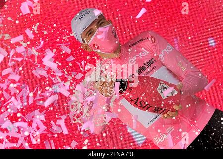 Guardia Sanframondi, Italia. 15 maggio 2021. Valter Attila ciclista del team Groupama-FDJ, vincitore della maglia rosa al numero 8 di tappa del giro d'italia 104, Foggia - Guardia Sanframondi di 170 km. Guardia Sanframondi, Italia, maggio 15 2021. (Foto di Vincenzo Izzo/Sipa USA) Credit: Sipa USA/Alamy Live News Foto Stock