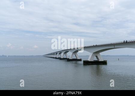 Una vista del Ponte Zeeland attraverso la Scheidt orientale Eastary nei Paesi Bassi occidentali Foto Stock