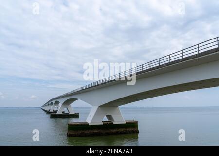 Una vista del Ponte Zeeland attraverso la Scheidt orientale Eastary nei Paesi Bassi occidentali Foto Stock