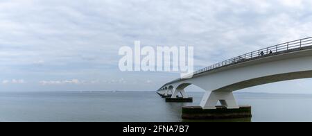 Una vista panoramica del Ponte Zeeland attraverso l'Est Scheidt Eastuary nei Paesi Bassi occidentali Foto Stock