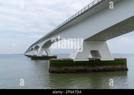 Una vista del Ponte Zeeland attraverso la Scheidt orientale Eastary nei Paesi Bassi occidentali Foto Stock