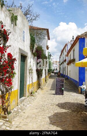 Strade acciottolate nella città medievale, Obidos, Portogallo Foto Stock