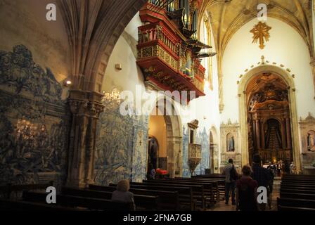 Bellissimo interno con organo a pipa barocco del 18 ° secolo, e piastrelle in ceramica, Monastero di Santa Cruz, Coimbra, Portogallo Foto Stock