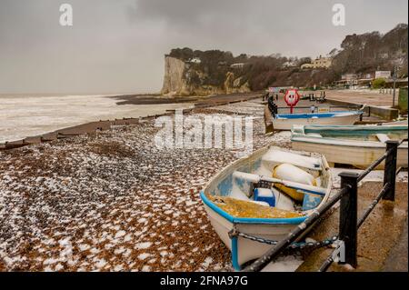 Neve che copre le barche a St Margarets dopo una tempesta di neve invernale, Bay Kent Foto Stock