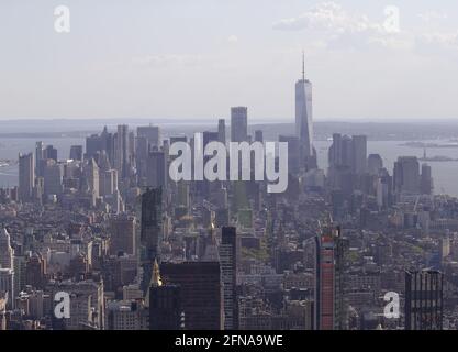 New York, Stati Uniti. 15 maggio 2021. Le vedute del One World Trade Center e dello skyline di Manhattan possono essere viste dal Summit One Vanderbilt a One Vanderbilt venerdì 14 maggio 2021 a New York City. Summit One è un'esperienza coinvolgente e basata sulla storia e un osservatorio situato a 1,401 metri sulla corona di un Vanderbilt collegato ed è direttamente al Grand Central Terminal. Summit One Vanderbilt offre un'esperienza multisensoriale di 65,000 metri quadrati, inclusa una terrazza all'aperto, che verrà ufficialmente lanciata al pubblico il 21 ottobre. Foto di John Angelillo/UPI Credit: UPI/Alamy Live News Foto Stock