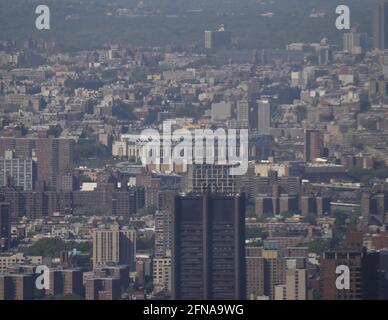 New York, Stati Uniti. 15 maggio 2021. Le vedute dello Yankee Stadium possono essere viste dal Summit One Vanderbilt a One Vanderbilt venerdì 14 maggio 2021 a New York City. Summit One è un'esperienza coinvolgente e basata sulla storia e un osservatorio situato a 1,401 metri sulla corona di un Vanderbilt collegato ed è direttamente al Grand Central Terminal. Summit One Vanderbilt offre un'esperienza multisensoriale di 65,000 metri quadrati, inclusa una terrazza all'aperto, che verrà ufficialmente lanciata al pubblico il 21 ottobre. Foto di John Angelillo/UPI Credit: UPI/Alamy Live News Foto Stock