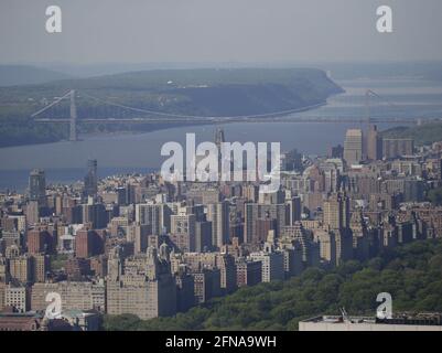 New York, Stati Uniti. 15 maggio 2021. Le vedute del George Washington Bridge e dello skyline di Manhattan possono essere viste dal Summit One Vanderbilt a One Vanderbilt venerdì 14 maggio 2021 a New York City. Summit One è un'esperienza coinvolgente e basata sulla storia e un osservatorio situato a 1,401 metri sulla corona di un Vanderbilt collegato ed è direttamente al Grand Central Terminal. Summit One Vanderbilt offre un'esperienza multisensoriale di 65,000 metri quadrati, inclusa una terrazza all'aperto, che verrà ufficialmente lanciata al pubblico il 21 ottobre. Foto di John Angelillo/UPI Credit: UPI/Alamy Live News Foto Stock