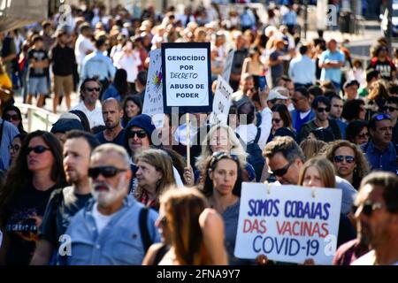 Lisbona, Portogallo. 15 maggio 2021. I manifestanti tengono i cartelli durante la dimostrazione per la massima libertà. Migliaia di persone hanno manifestato a Lisbona sabato contro la gestione da parte del governo portoghese della pandemia della covid-19 e per una maggiore libertà individuale e sociale dalle restrizioni sociali in base al decreto di emergenza. (Foto di Jorge Castellanos/SOPA Images/Sipa USA) Credit: Sipa USA/Alamy Live News Foto Stock