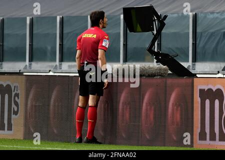 Torino, Italia. 15 maggio 2021. L'arbitro Gianpaolo Calvarese verifica il VAR durante la partita di calcio tra Juventus FC e FC Internazionale allo stadio Allianz di Torino (Italia), 15 maggio 2021. Photo Giuliano Marchisciano/Insifefoto Credit: Insifoto srl/Alamy Live News Foto Stock