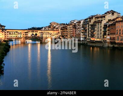 Panorama del Ponte Vecchio sull'Arno a Firenze in Toscana Foto Stock