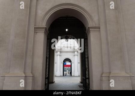 Santiago, Metropolitana, Cile. 15 maggio 2021. La Moneda palazzo presidenziale il primo giorno delle elezioni in Cile. Queste elezioni devono eleggere, in tutto, i relatori della nuova costituzione. Credit: Matias Basualdo/ZUMA Wire/Alamy Live News Foto Stock