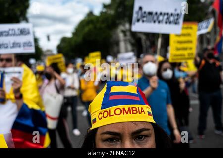 Madrid, Spagna. 15 maggio 2021. Manifestanti che trasportano cartelli durante una manifestazione a sostegno del popolo colombiano e contro la violenza nella loro patria. Con un bilancio di oltre 40 morti e centinaia di feriti a causa delle accuse di polizia, durante le manifestazioni in Colombia contro la riforma fiscale del governo di Ivan Duque, i colombiani residenti a Madrid sono scesi in piazza per protestare contro il presidente Ivan Duque e chiedere la fine della violenza. Credit: Marcos del Mazo/Alamy Live News Foto Stock