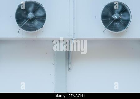 Aria condizionata su una parete bianca di una casa. Foto Stock