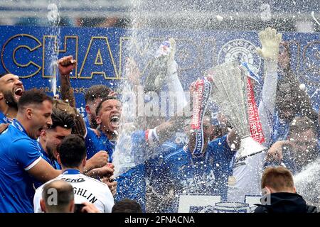 I giocatori di Rangers festeggiano dopo aver vinto la prima serie scozzese allo Ibrox Stadium di Glasgow. Data immagine: Sabato 15 maggio 2021. Foto Stock