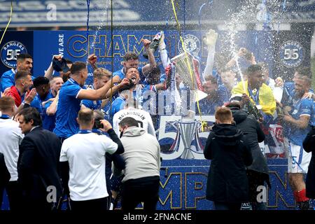 I giocatori di Rangers festeggiano dopo aver vinto la prima serie scozzese allo Ibrox Stadium di Glasgow. Data immagine: Sabato 15 maggio 2021. Foto Stock