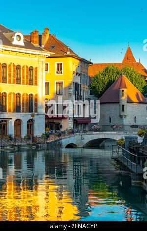 Annecy in Francia, case tipiche nel centro storico, sul fiume Foto Stock