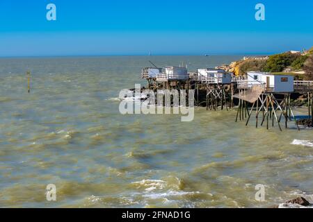 Royan in Francia, tipiche capanne su palafitte sulla costa Foto Stock