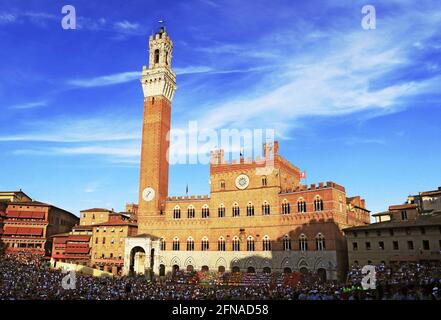 Città di Siena. Toscana. Italia. 06/30/2016. Place du Champ e palazzo pubblico, luogo vivace nel centro della città storica. Foto Stock