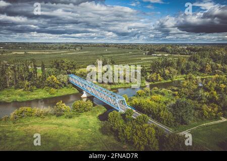 Vista aerea del ponte sul fiume Pilica Foto Stock