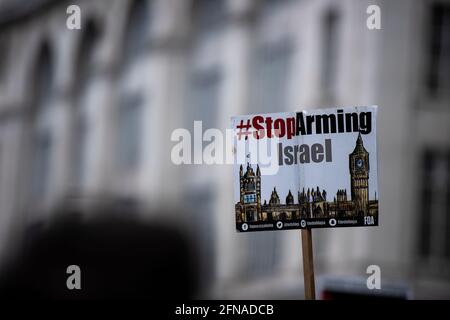Londra, Regno Unito. 15 maggio 2021. I manifestanti marciano all'ambasciata israeliana a Londra, in solidarietà con la Palestina, poiché molte città israeliane sono in conflitto tra il popolo ebraico e quello arabo. Credit: Loredana Sangiuliano/Alamy Live News Foto Stock
