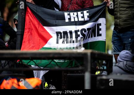 Londra, Regno Unito. 15 maggio 2021. I manifestanti marciano all'ambasciata israeliana a Londra, in solidarietà con la Palestina, poiché molte città israeliane sono in conflitto tra il popolo ebraico e quello arabo. Credit: Loredana Sangiuliano/Alamy Live News Foto Stock