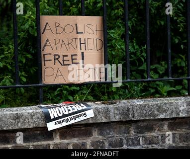 Londra, Regno Unito. 15 maggio 2021. I manifestanti marciano all'ambasciata israeliana a Londra, in solidarietà con la Palestina, poiché molte città israeliane sono in conflitto tra il popolo ebraico e quello arabo. Credit: Loredana Sangiuliano/Alamy Live News Foto Stock