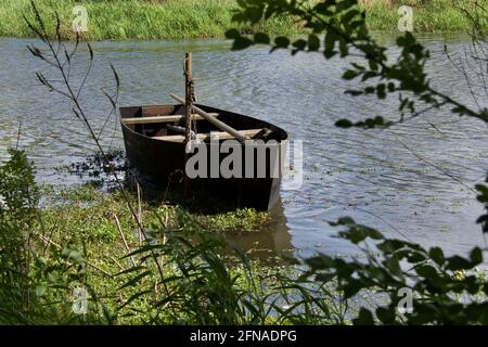 Piccola barca in legno, nel lago d'acqua di Grand lieu, Francia Foto Stock