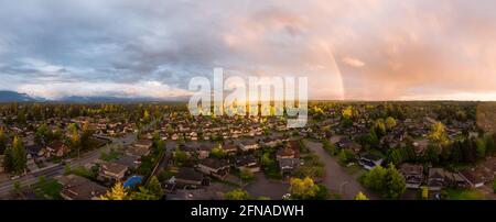 vista di un quartiere suburbano durante un vivace e colorato tramonto Foto Stock