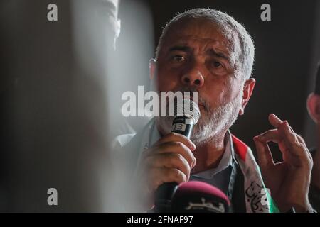 Doha, Qatar. 15 maggio 2021. Ismail Haniyeh, capo dell'ufficio politico di Hamas, parla durante un raduno organizzato in solidarietà con i palestinesi al di fuori della Moschea Imam Muhammad Abdel-Wahhab di Doha, in mezzo all'escalation della violenza israelo-palestinese. Credit: Mahmoud Hefnawy/dpa/Alamy Live News Foto Stock